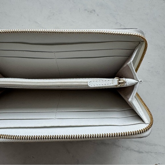 Michael Kors Jet Set Long Wallet with Zipper in White - Picture 5 of 8